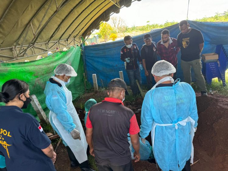 Ekshumasi terhadap jenazah seorang anak berinisial JRR (11) pada Jumat (21/11/2025), di Tempat Pemakaman Umum. (Foto: Istimewa)