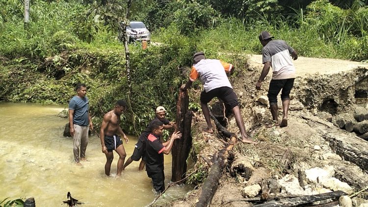 Polsek Demta bersama warga saat melakukan penanganan darurat. (Foto: Istimewa)