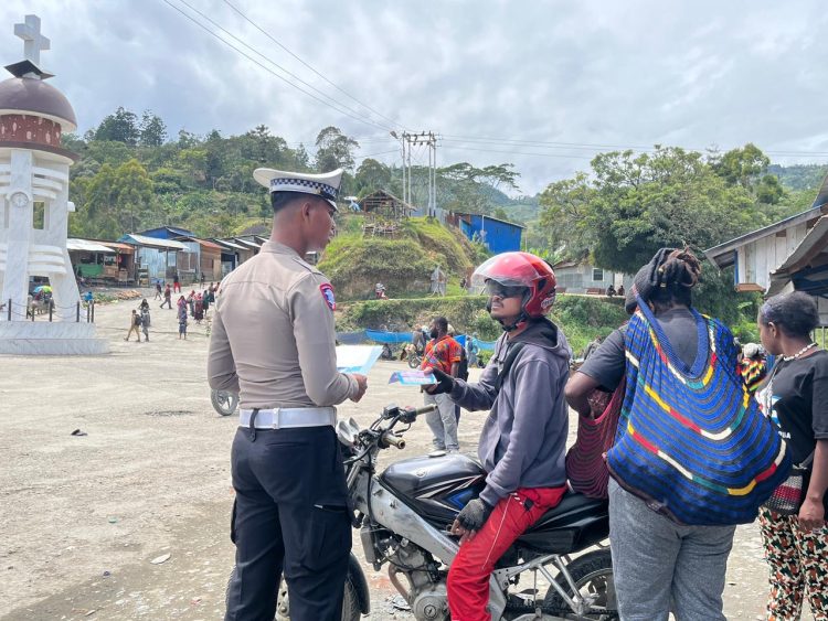 Satlantas Polres Tolikara saat memberikan imbauan terkait pentingnya mematuhi aturan lalu lintas, termasuk kewajiban menggunakan helm berstandar SNI. (Foto: Istimewa)