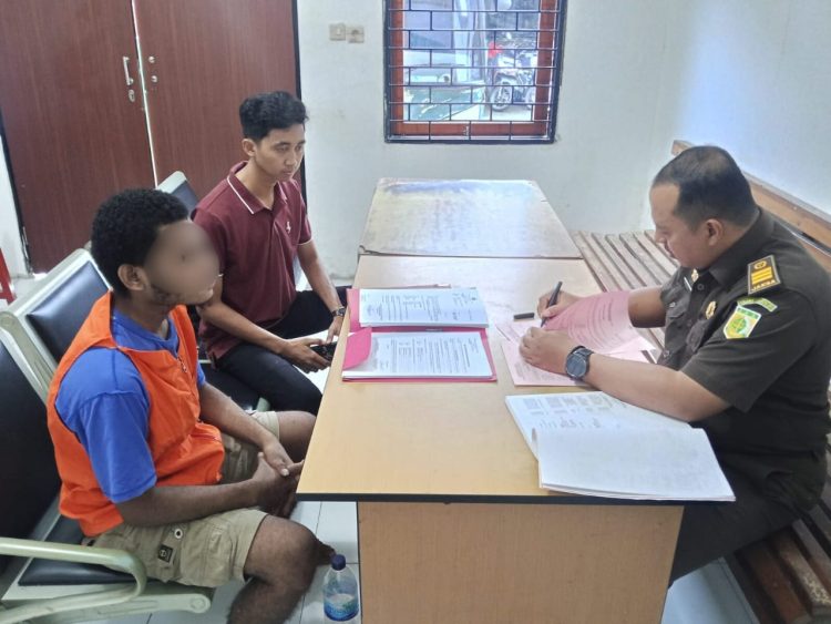 Tersangka ES (19) saat diserahkan kepada JPU Mohammad Arifin, untuk proses hukum lebih lanjut. (Foto: Istimewa)