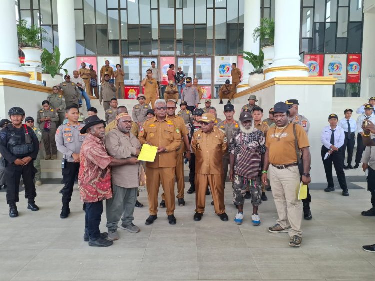 aksi unjuk rasa yang digelar Lembaga Musyawarah Adat Suku Amungme (Lemasa) pimpinan Mesakh Bukaleng di kompleks Pusat Pemerintahan Kabupaten Mimika. (Foto: Istimewa)