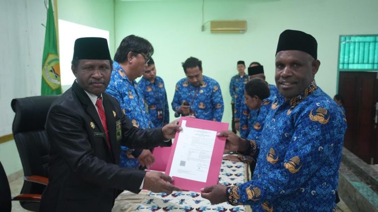 Kepala Kanwil Kemenag Provinsi Papua, Klemens Taran saat menyerahkan SK Pegawai PPPK Paruh Waktu Formasi 2024. (Foto: Istimewa)