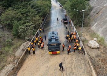 AWC Diterjunkan, Polda Papua Tangani Longsor yang Tutup Ruas Jalan Ringroad