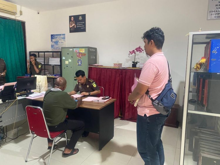 Pelimpahan tersangka dan barang bukti dalam kasus dugaan tindak pidana penganiayaan ke Kejaksaan Negeri Biak. (Foto: Istimewa)
