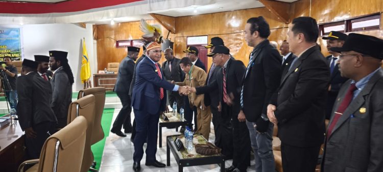 Sidang RAPBD 2026, yang dibuka oleh Ketua DPRK Puncak Thomas Tabuni dan dihadiri oleh Bupati Puncak Elvis Tabuni. (Foto: Istimewa)