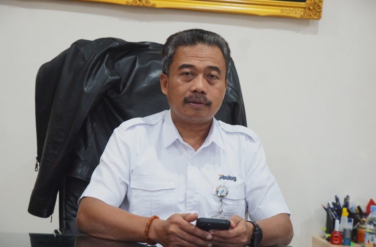 Pemimpin Perum Bulog Kanwil Papua, Ahmad Mustari saat diwawancarai diruang kerjanya, Kota Jayapura. (Foto: Darul Muttaqin)