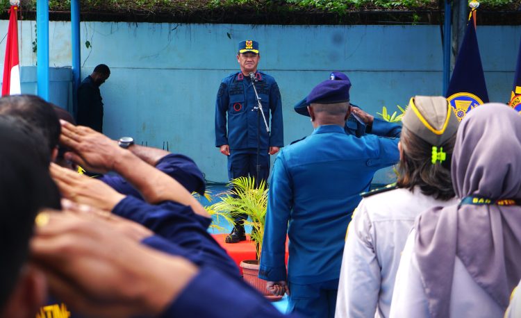 Apel Siaga Pembukaan Posko Angkutan Laut Nataru dipimpin langsung oleh Kepala KSOP Kelas II Jayapura, Capt. Abdul Nasir. (Foto: Darul Muttaqin)