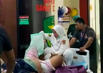 Persalinan Darurat di Parkiran RS Bhayangkara, Bidan Naik ke Ranjang Dorong Saat Menangani Pasien