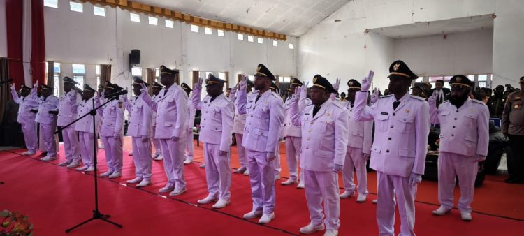 22 pelaksana tugas kepala distrik (Plt. Kadistrik) di Aula Negelar, Ilaga resmi dilantik oleh Bupati Puncak, Elvis Tabuni. (Foto: Istimewa)