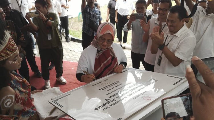Direktur Utama Telkom Dian Siswarini saat menandatangani prasasti fasilitas edge data center neuCentrIX Telkom ke-28. (Foto: Istimewa)