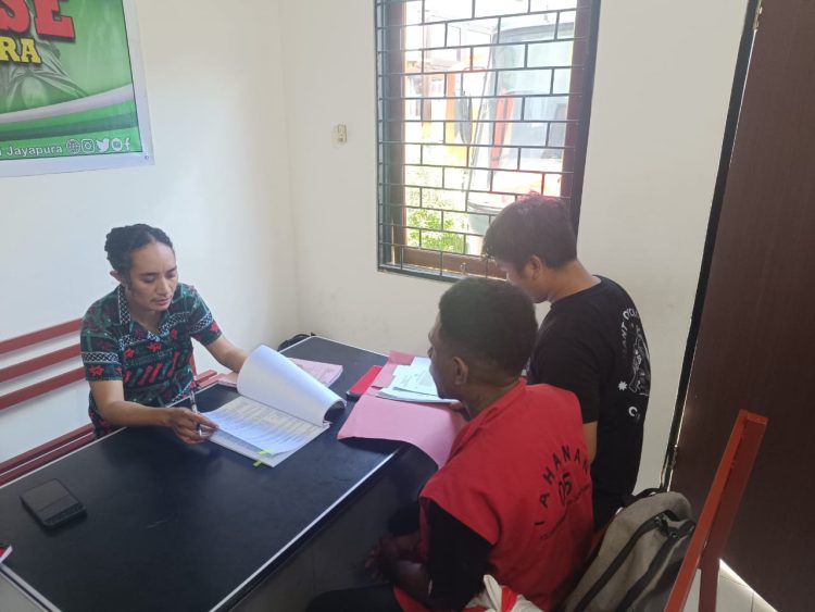 Tersangka yang diserahkan adalah KSK, dalam perkara pencurian diserahkan ke Kejaksaan Negeri Jayapura. (Foto: istimewa)