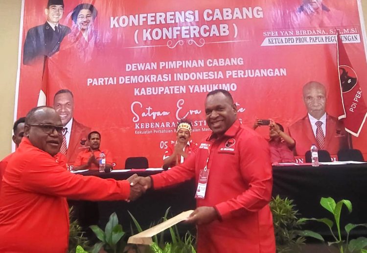 Ketua DPC PDI Perjuangan Kabupaten Yahukimo terpilih periode 2025–2030, Hengki Bayage saat menerima SK Kepengurusan Baru. (Foto: Darul Muttaqin)