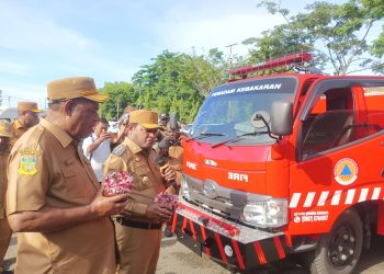 Pemkab Jayapura Serahkan Dua Mobil Damkar Baru dari Dana Otsus 2025