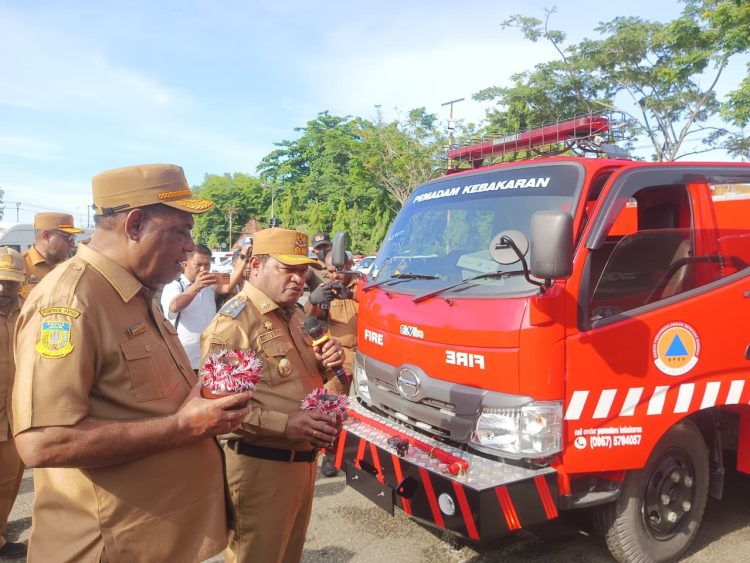 Wakil Bupati Jayapura, Haris Yocku serahkan dua kendaraan Damkar yang bersumber dari Dana Otonomi Khusus (Otsus) Tahun 2025. (Foto: Cornelia Mudumi)