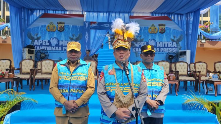 Wakapolri Komjen Pol. Dedi Prasetyo di dampingi Gubernur Papua, Komjen Pol. (Purn.) Matius D. Fakhiri, dan Kapolda Papua, Irjen Pol. Patrige R. Renwarin. (Foto: Istimewa)
