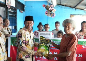 Kanwil Kemenag Papua Berbagi Kasih Natal Lintas Iman ke Empat Panti Asuhan di Jayapura