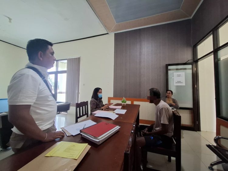Penyerahan tersangka dan barang bukti dilakukan berdasarkan surat dari Kejaksaan Negeri Mimika. (Foto: Istimewa)