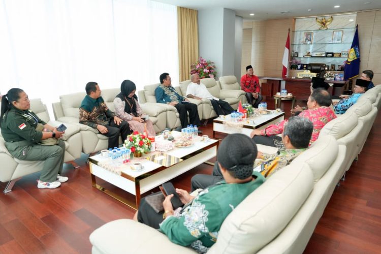 Kanwil Kemenag Papua lakukan audiensi dengan Gubernur Papua, Mathius Derek Fakhiri, di ruang kerja Gubernur. (Foto: Istimewa)