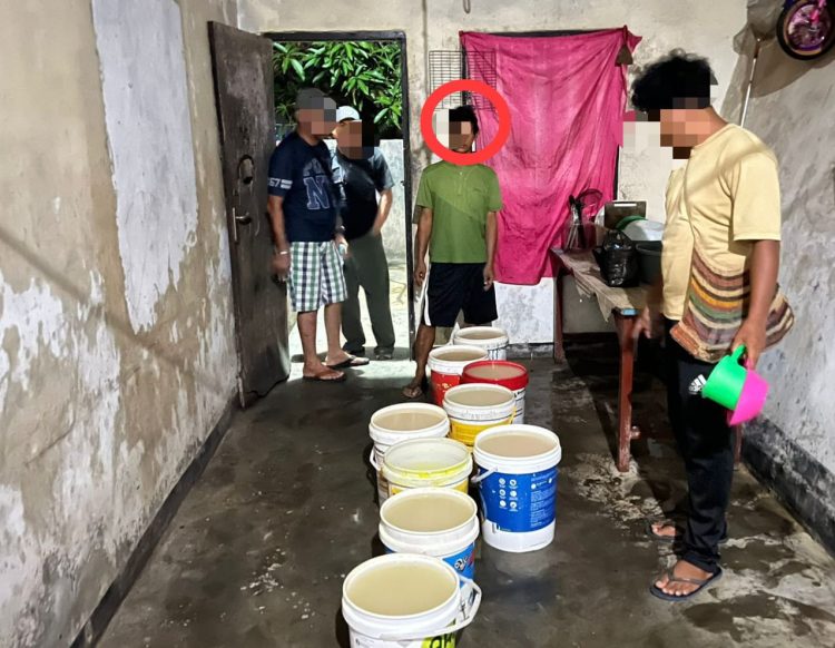 Kedua pelaku beserta seluruh barang bukti telah diamankan di Sat Resnarkoba Polresta Jayapura Kota. (Foto: Istimewa)