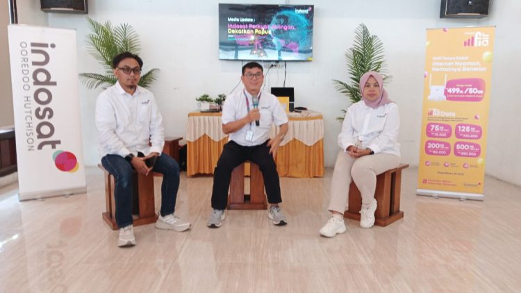 EVP Head of Circle Kalisumapa Indosat Ooredoo Hutchison, Swandi Tjia  saat memaparkan materinya dalam media update di Kota Jayapura. (Foto: Istimewa)