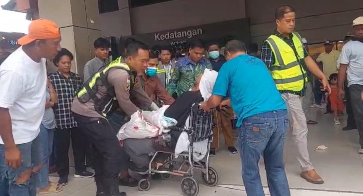 Seorang laki-laki yang merupakan pasien rujukan medis dari Rumah Sakit di Merauke menuju RS Dok II Jayapura. (Foto: Cornelia Mudumi)