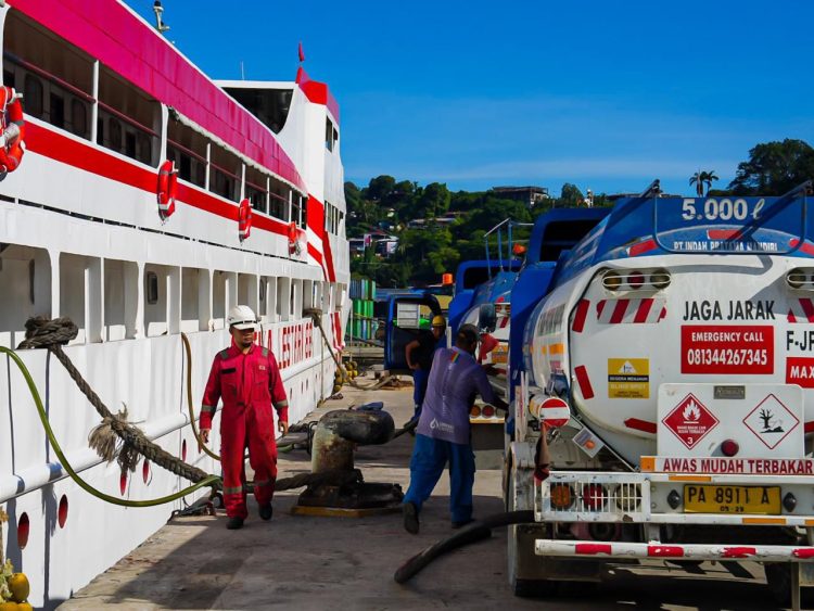 Suplai BBM bagi Kapal Cantika Lestari 77 dan Kapal Cantika Lestari 88 yang dilepas langsung oleh Wakil Gubernur Papua . (Foto: Istimewa)