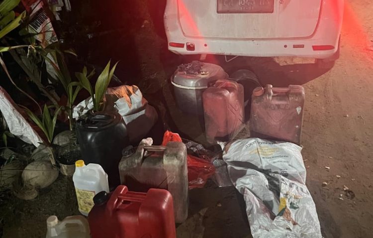 Petugas berhasil mengamankan barang bukti berupa dua botol bekas air mineral yang diduga berisi minuman lokal jenis sopi di kawasan Jalan Pembangunan. (Foto: Istimewa)