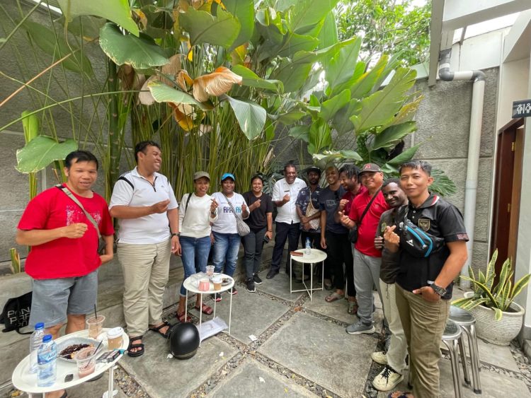Foto bersama dalam coffee morning bersama sejumlah wartawan di salah satu kafe di Kota Sentani. (Foto: Cornelia Mudumi)