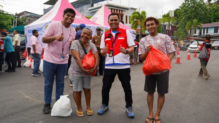 PT Pertamina sekaligus menyambut perayaan Natal dan Tahun Baru, PT Pertamina Patra Niaga Regional Papua Maluku menghadirkan kegiatan Pasar Murah. (Foto: Istimewa)