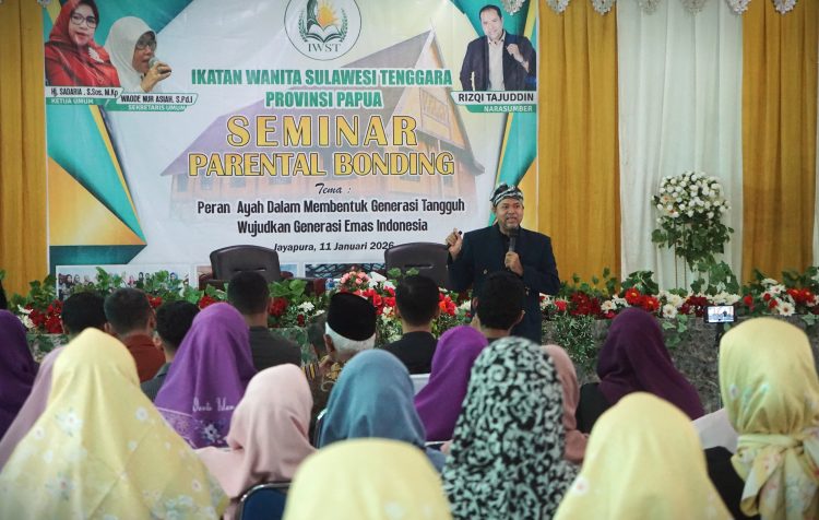 Narasumber, Rizqi Tajuddin saat menyampaikan materinya dalam kegiatan Seminar Parental Bonding. (Foto: Darul Muttaqin)