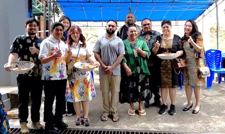 Jhony Banua Rouw, SE   beserta keluarga saat menyerahkan harta peminangan adat berupa piring dan uang kepada calon pengantin Joshua O.D. Yoweni yang didampingi ibu tercinta Herlin Beatrix Monim, SE. MM. (Foto: Istimewa)