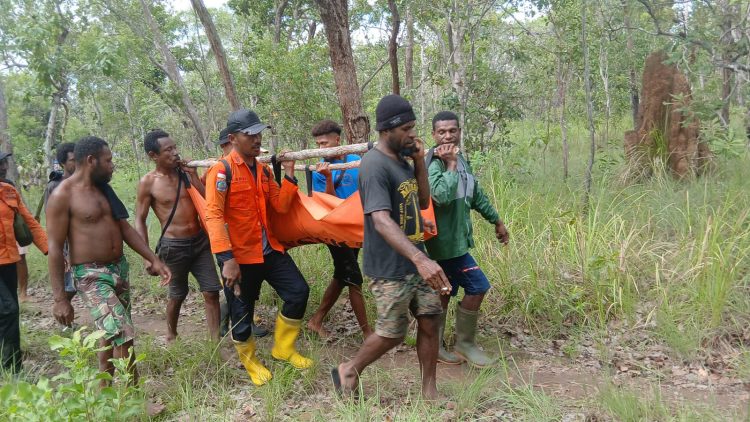 Tim SAR Gabungan di dalam hutan Distrik Sota berhasil menemukan korbang yang hilang 7 hari. (Foto: Istimewa)