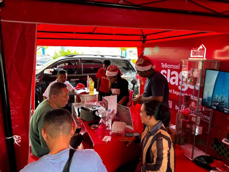 Pelanggan memanfaatkan pelayanan Telkomsel. (Foto: Istimewa)