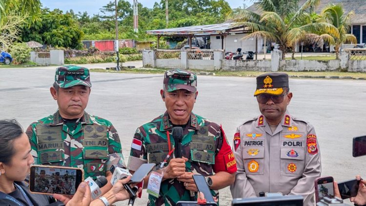 Pangdam XVII/Cenderawasih, Mayjen TNI Amrin Ibrahim saat diwawancarai. (Foto: Istimewa)