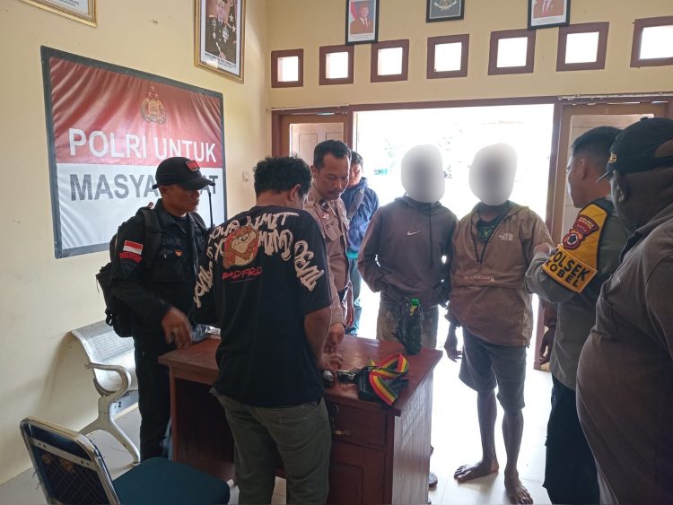 Dua pelaku pencurian bahan bakar minyak (BBM) jenis solar milik PT IJS di Kampung Bupul Indah diamankan. (Foto: Istimewa)