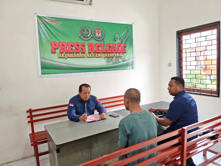 Penyerahan tersangka dan barang bukti kasus peredaran Minyak Tawon palsu kepada Jaksa Penuntut Umum Kejaksaan Negeri Jayapura. (Foto: Istimewa)