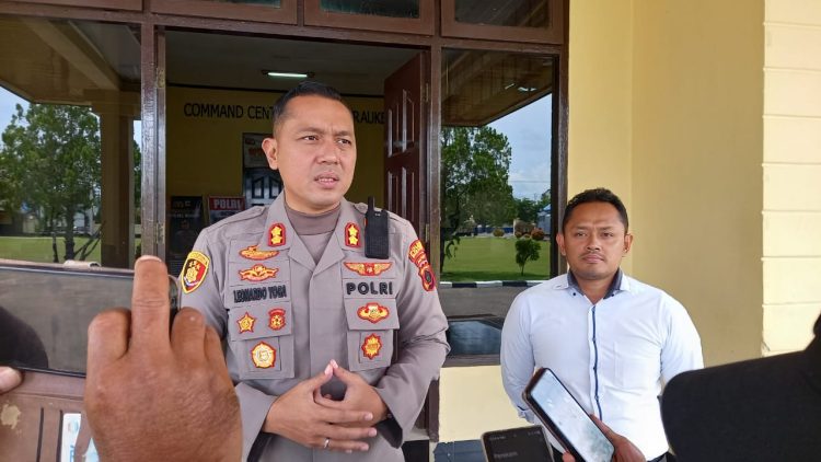 Kapolres Merauke AKBP Leonardo Yoga saat diwawancarai. (Foto: Istimewa)