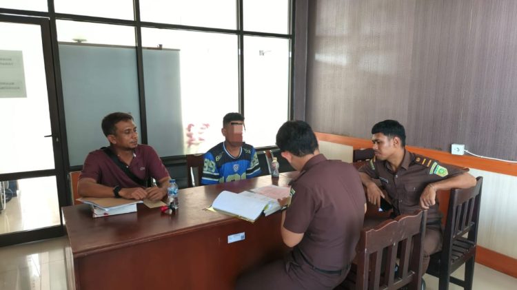 Pelaku berinisial YH alias Ongen (25) resmi diserahkan ke Kejaksaan Negeri Timika. (Foto: Istimewa)