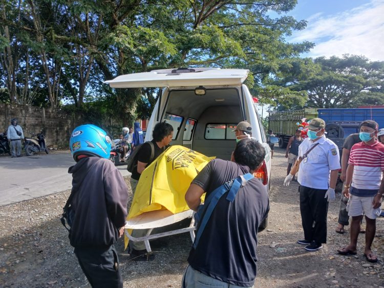 Jenazah korban dievakuasi menggunakan mobil jenazah RSUD Kabupaten Mimika guna dilakukan visum et repertum. (Foto: Isttimewa)