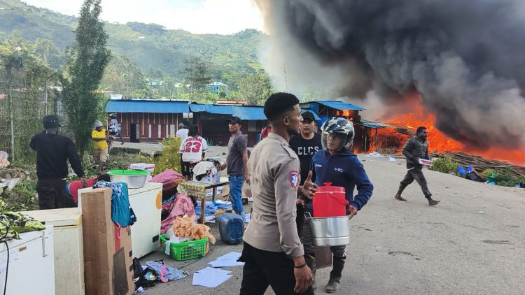 Kebakaran hebat yang melanda wilayah Giling Batu hingga pertengahan Kogome, Kota Karubaga. (Foto: Istimewa)