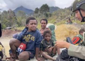 Tak Hanya Jaga Keamanan, Satgas Damai Cartenz Beri Layanan Kesehatan bagi Pengungsi Tagalame