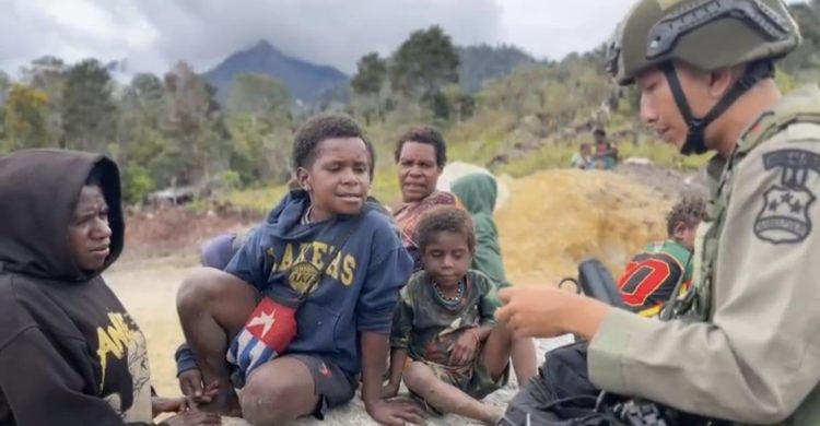 Personel Satgas Operasi Damai Cartenz 2026 turun langsung menyambangi warga pengungsian asal Kampung Tagalame. (Foto: Istimewa)