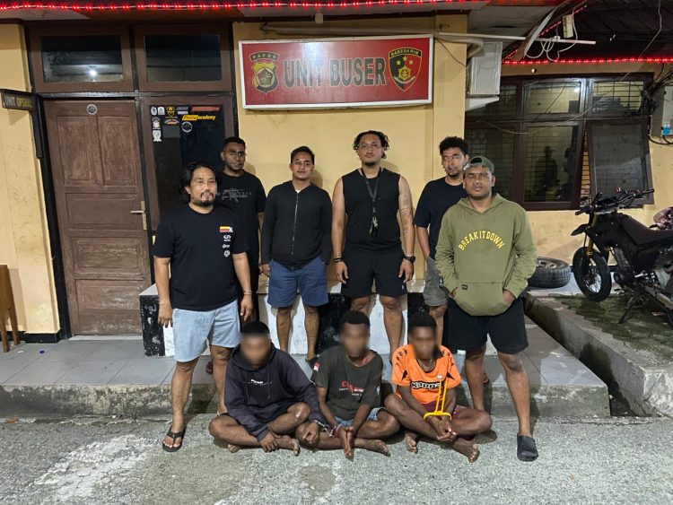 Tiga orang pelaku tindak pidana pencurian di Jalan masuk BTN Polda, Doyo Baru berhasil diamankan. (Foto: Istimewa)