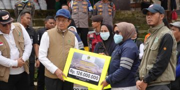 Menag Salurkan Bantuan Rp596 Juta untuk Madrasah, Guru, dan Siswa Terdampak Longsor Cisarua