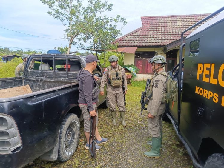 Sebuah mobil pickup yang membawa tiga warga sipil menjadi sasaran gangguan tembakan dari orang tak dikenal. (Foto: Istimewa)