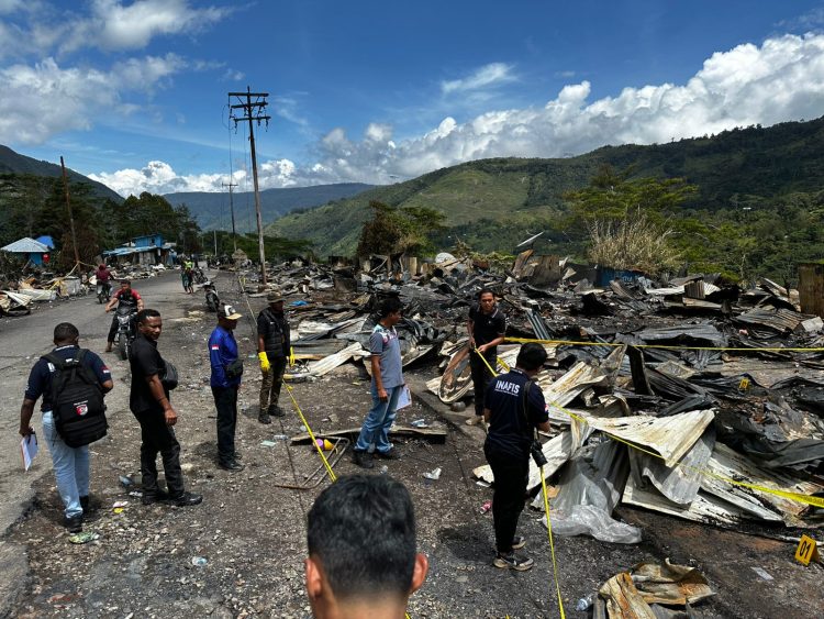 Olah Tempat Kejadian Perkara (TKP) lanjutan di lokasi kebakaran yang terjadi di Jalan Giling Batu, Distrik Karubaga. (Foto: Istimewa)