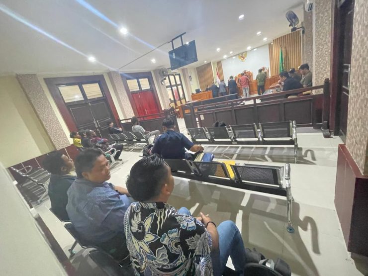 Sidang putusan praperadilan dalam perkara dugaan tindak pidana pertambangan komoditas mineral logam emas yang melibatkan warga negara asing. (Foto: Istimewa)