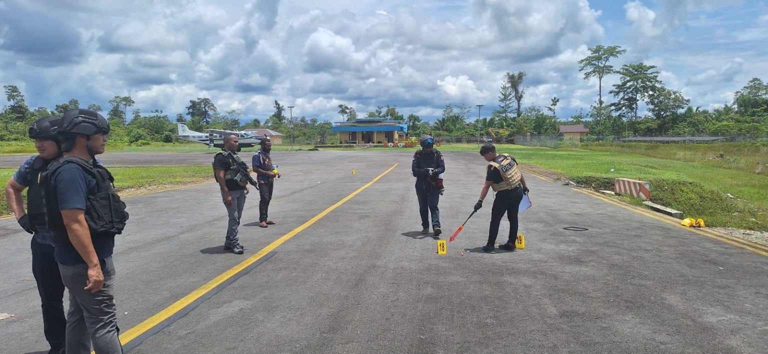 Olah TKP terkait tindak pidana penembakan pesawat Smart Air PK-SNR di Bandara Koroway Batu. (Foto: Istimewa)