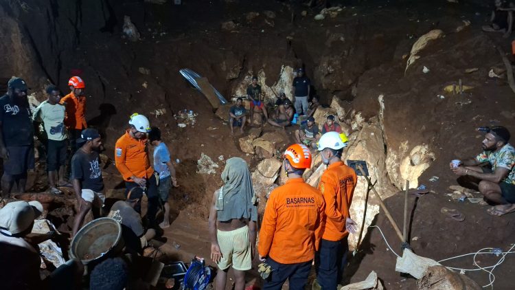 Longsor saat melakukan aktivitas penambangan tradisional di kawasan Batu Putih, Gajah Putih. (Foto: Istimewa)