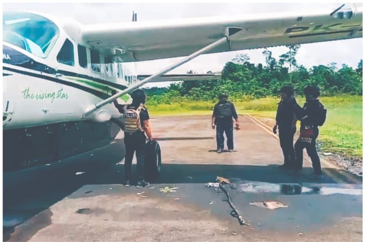 Para penumpang yang selamat secara sukarela mengumpulkan dana dan menitipkannya kepada perwakilan pilot maskapai Smart Air. (Foto: Istimewa)